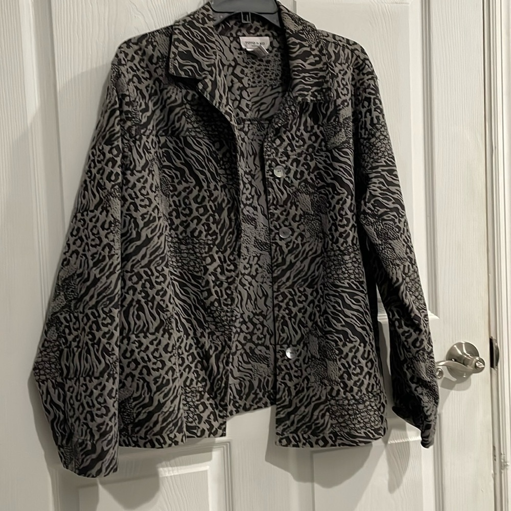 Vintage Women’s 1X animal print jacket. Stretch denim material.